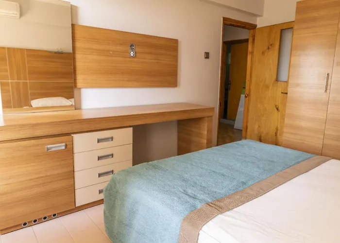 ホテル Seasons Park ヤロヴァ